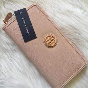 Tommy Hilfiger wallet!🌸